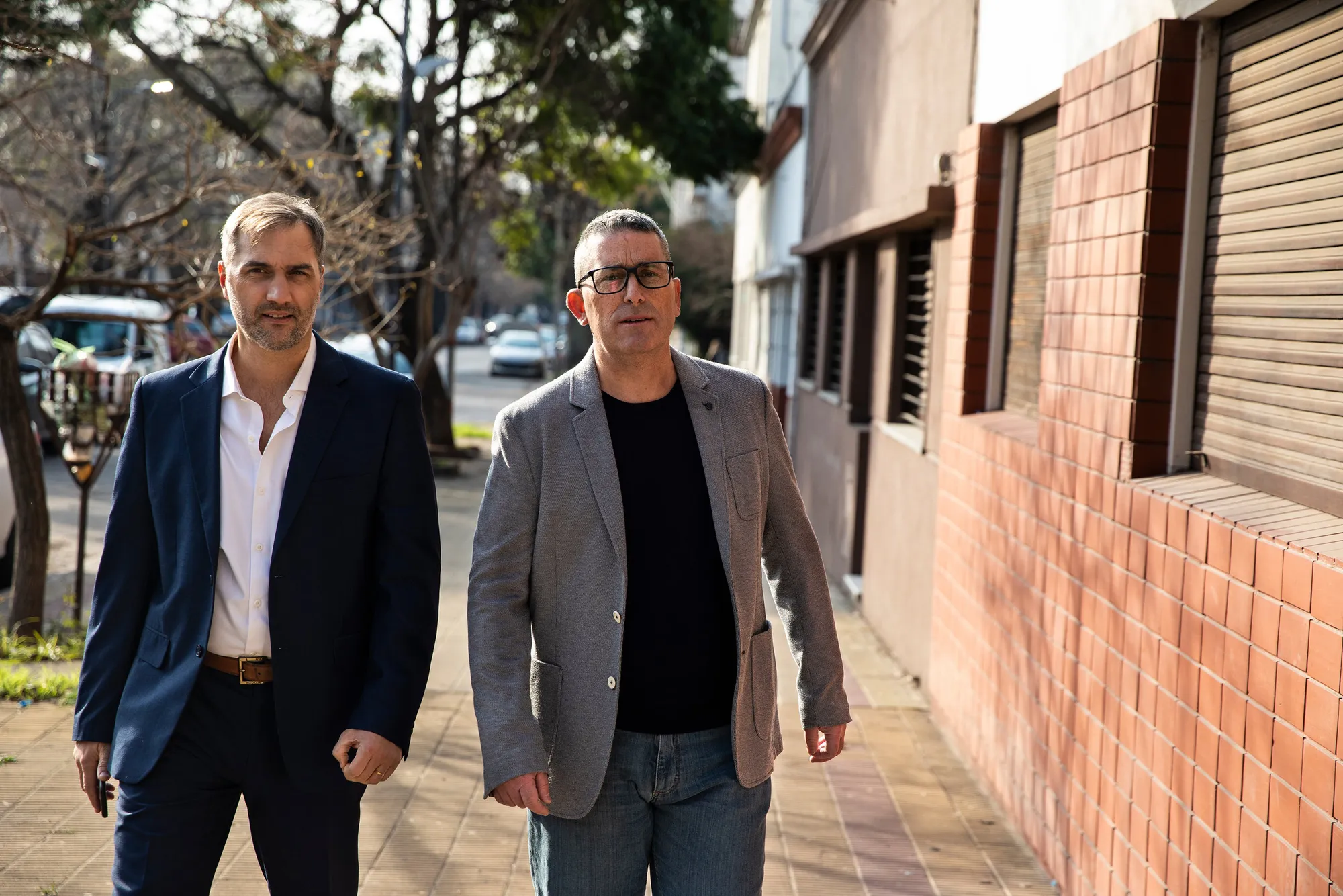 Esteban Asensio y Matías Martínez caminando por la vereda del estudio